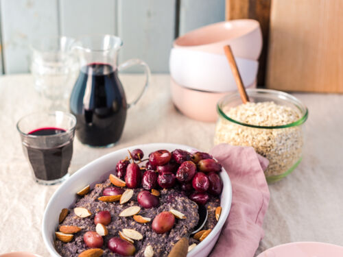 Gebackener Porridge mit Traubensaft