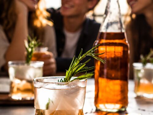 Mehr junge Menschen trinken regelmäßig Saft und alkoholfreie Cocktails